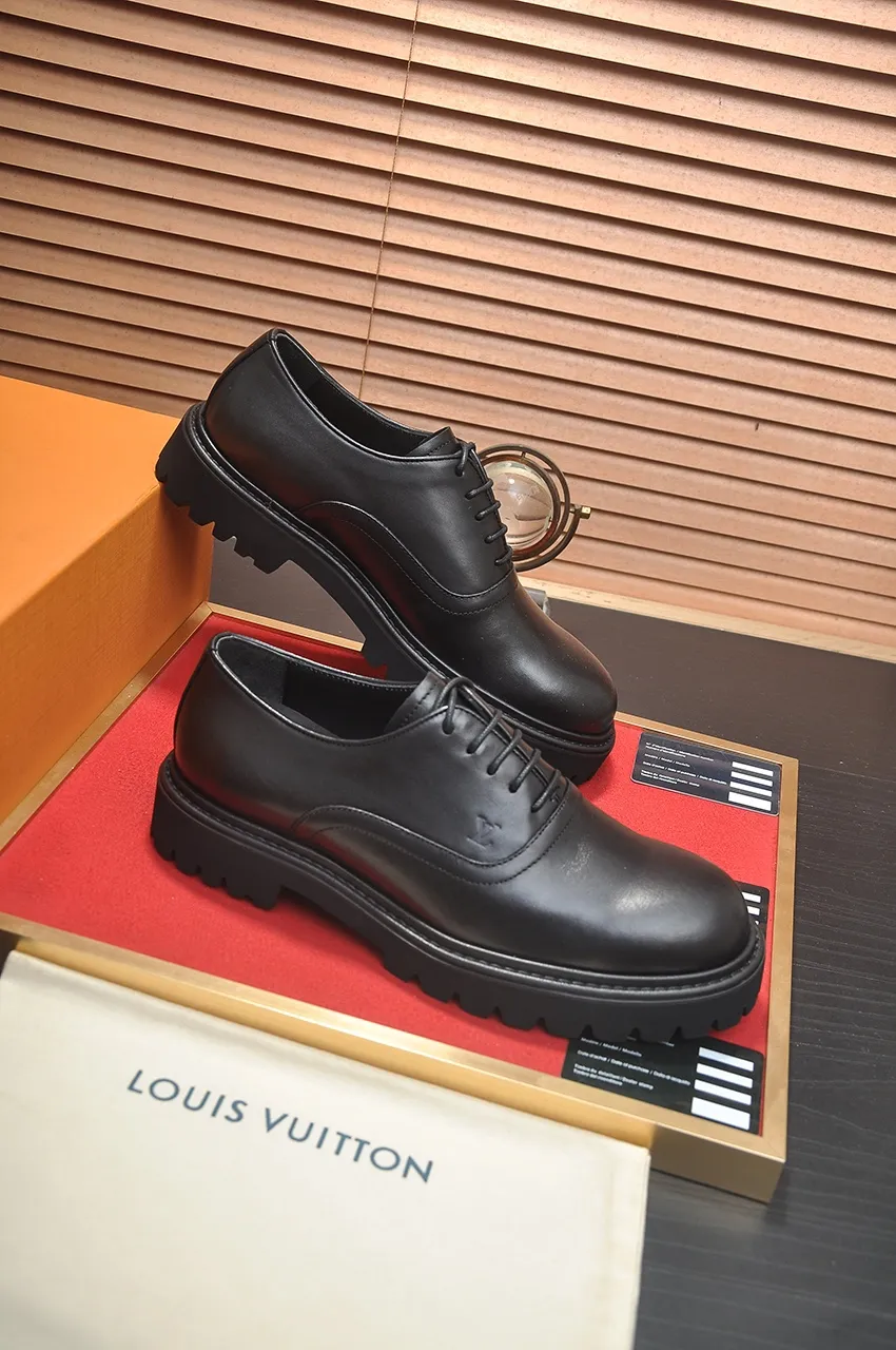 Men's men's shoes 💰640💶 [LV] (original single cowhide lining) 🍀LV's latest genuine leather business suit shoes are launched simultaneously on the official website. The first-layer cowhide imported from Italy is made of heavy gold, 💥official website 1:1 rubber outsole. Versatile to wear, high-end without losing class, and the color combination is extraordinary. This four-season style is alluring when worn on your feet, showing off your big-name flair. Standard code 38-45 (45 customized)
